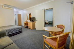 Гостиница Golden Guitar Motor Inn  Тамворт